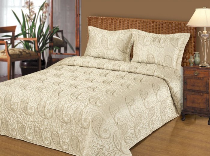 Покрывало на кровать или диван: особенности выбора