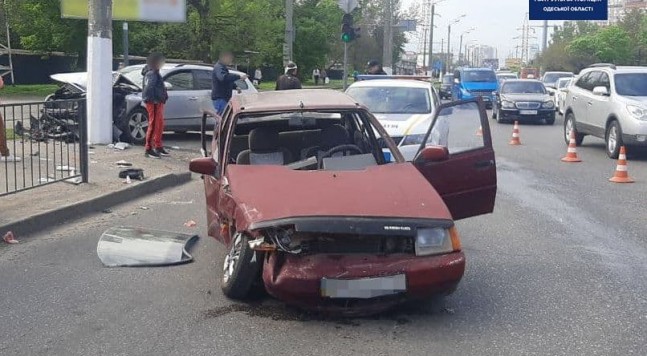 Машина врезалась в автобус