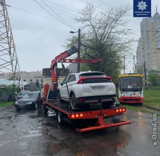 В Одессе автохам заблокировал движение трамваев