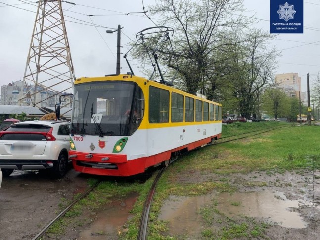 В Одессе автохам заблокировал движение трамваев