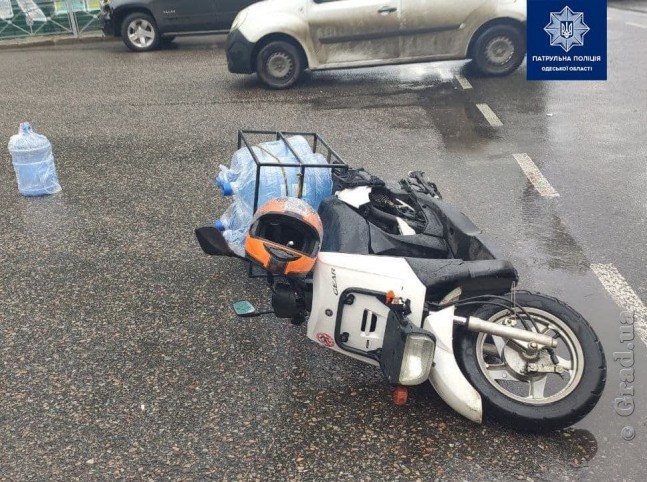 На углу Преображенской и Дерибасовской столкнулись мопед и микроавтобус