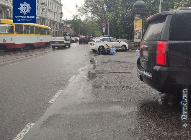 На углу Преображенской и Дерибасовской столкнулись мопед и микроавтобус