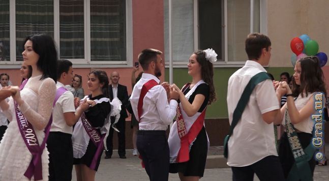Во дворе школы №84 выпускники станцевали последний школьный вальс фото1