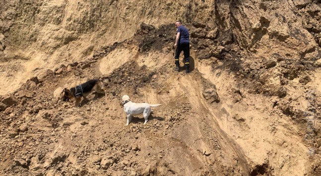 Кинологи с собаками обследовали место оползня фото1