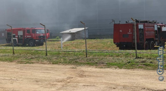 горят складские помещения