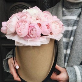 25 розовых пионов в шляпной коробке