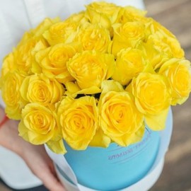 25 желтых роз в шляпной коробке