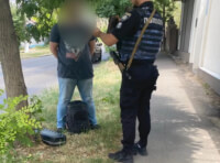 Чоловік, який робив фото держустанови