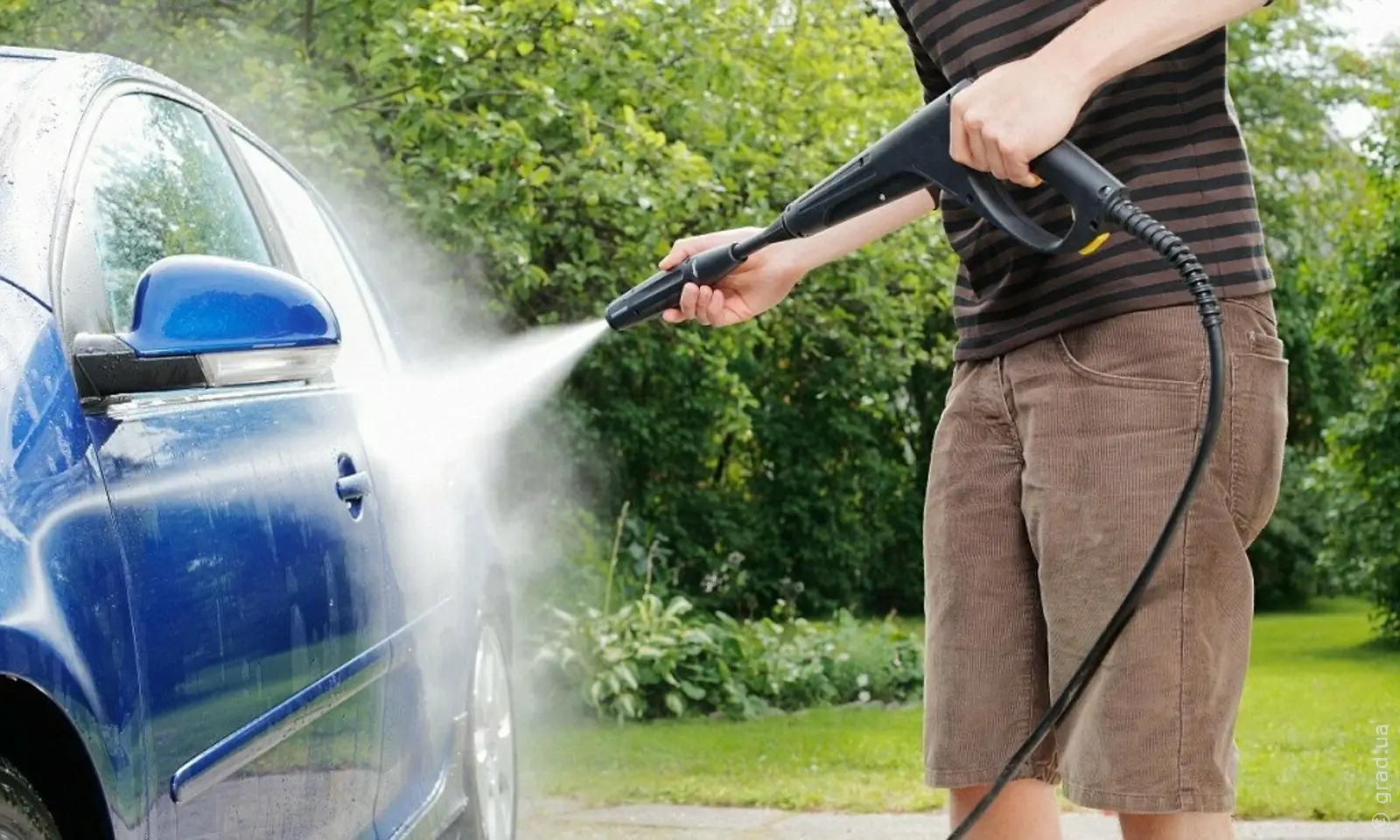 Мытье автомобиля мойкой высокого давления
