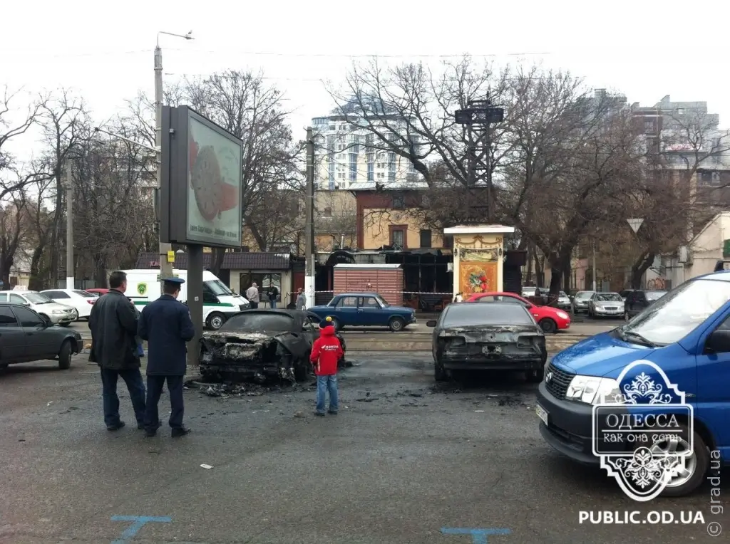 Пожар напротив Музкомедии: сгорел ресторан и два автомобиля