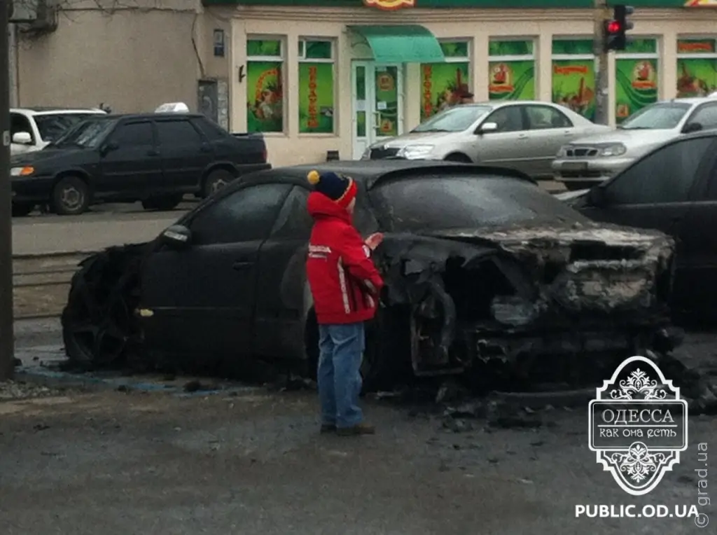 Пожар напротив Музкомедии: сгорел ресторан и два автомобиля