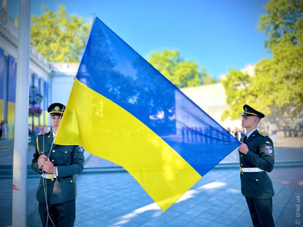 Люди день прапора Украина. Вінок синьо жовтий малюнок.