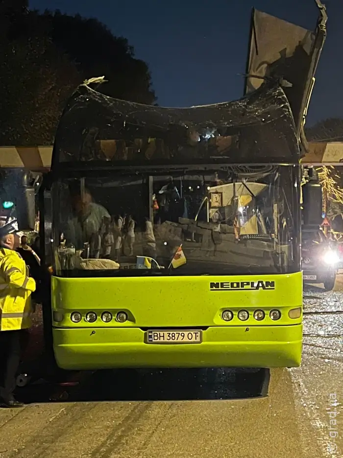 Автобус, в якому перебувало близько 40 пасажирів з України, зачепив обмежувач висоти.