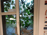 выбиты стекла в окне