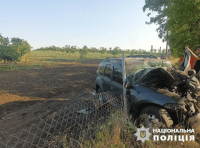 автомобиль врезался в дерево