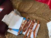 Жінка тримала вдома георгіївські стрічки та друковані пропагандистські матеріали