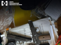 Правоохоронцями вилучено газові пістолети, жорсткі диски та іншу оргтехніку