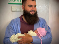 Тато новонародженної дівчинки