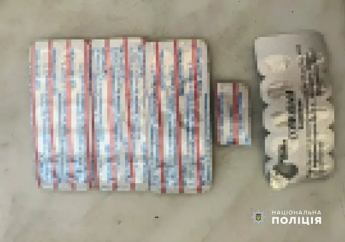 За місцем мешкання одесита поліцейські вилучили кілька блістерів з нарковмісними ліками_1