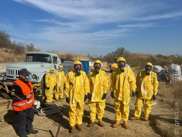 На Одещині прибирають отрутомогильник із дустом_1