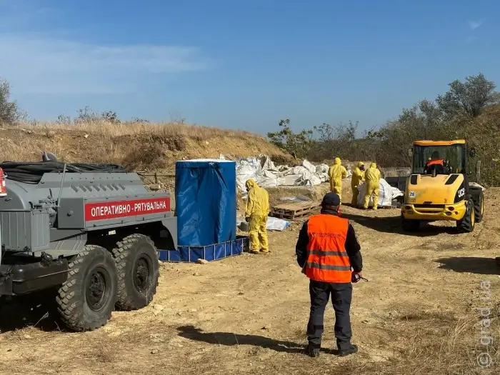 На Одещині прибирають отрутомогильник із дустом
