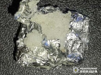 Правоохоронці вилучили у 42-річного чоловіка згортки з наркотичною речовиною