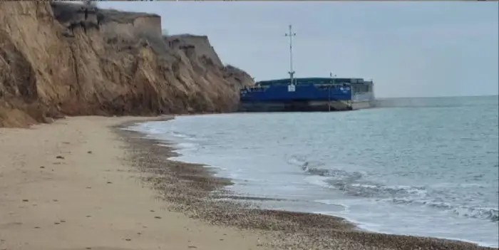 На Одещині, біля села Санжійка, до берегів прибило баржу