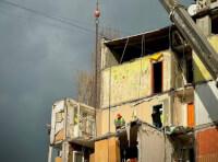 Почалися роботи з демонтажу пошкодженої частини крайньої парадної будинку на проспекті Добровольського_1