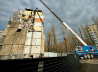 Почалися роботи з демонтажу пошкодженої частини крайньої парадної будинку на проспекті Добровольського