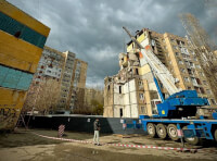 Почалися роботи з демонтажу пошкодженої частини крайньої парадної будинку на проспекті Добровольського_2