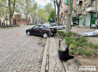 Поліцейські встановлюють обставини ДТП_1