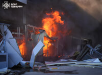 Рятувальники ліквідують пожежу, що виникла внаслідок обстрілу Одещини