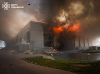 Рятувальники ліквідують пожежу, що виникла внаслідок обстрілу Одещини_1