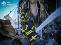 Рятувальники ліквідують пожежу, що виникла внаслідок обстрілу Одещини_4