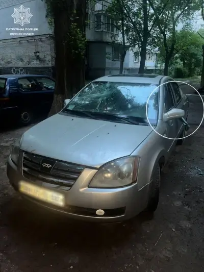 В Одесі затримали двох осіб, які пошкодили чужу автівку_1