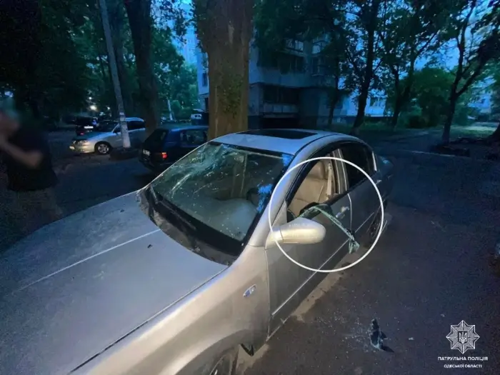В Одесі затримали двох осіб, які пошкодили чужу автівку