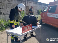 Поліцейські фіксують наслідки ворожої атаки