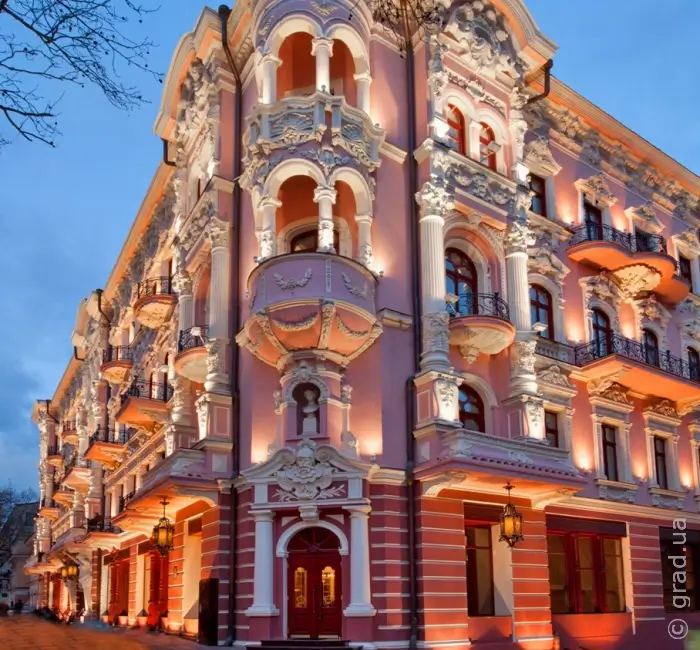 Гостииница «Бристоль» (ранее называлась «Красная»)