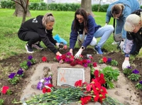 высадили цветы у памятного знака в Одессе (1)