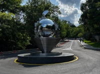 Скульптура Михаила Ревы «Корабль Земли»