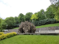 грот в Стамбульском парке - 2