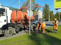 коммунальщики очищают дренажные канал4