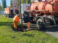 коммунальщики очищают дренажные каналы -5