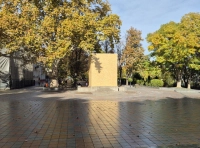 памятник Пушкину закрыли коробом -1