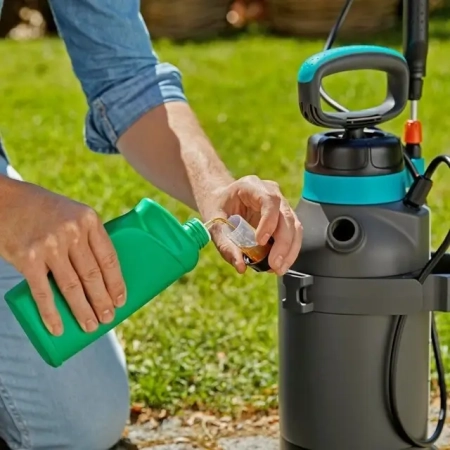 Процес заправки садового обприскувача діючоюречовиною
